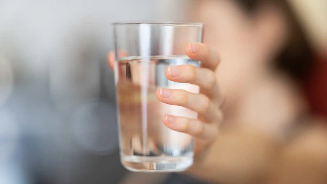 ¿Por qué solo beber agua no siempre es suficiente para hidratarse?
