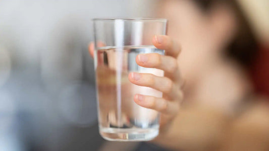¿Por qué solo beber agua no siempre es suficiente para hidratarse?